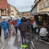 Regenschirme und Regenjacken bestimmten das Bild beim Fladunger Marktfest. Trotzdem war die Stimmung bei Händlern, Helfern und Besuchern gut.