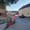 Hier kommt vom 26. September bis 16. Oktober kein Fahrzeug durch: In Oberschleichach kommt es zu Straßensperrungen im Zuge von Asphaltierungsarbeiten.