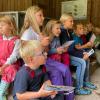 Die Kinder des Kindergartens Adelsberg lauschen gebannt den Ausführungen von Gabi Bechold. Die Kinder des Kindergartens Adelsberg lauschen gebannt den Ausführungen von Gabi Bechold.
