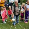 Kinder des Kindergartens Adelsberg mit ihren Eltern und Gabi Bechold.