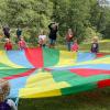 Kinder des Kindergartens Adelsberg, Eltern und Fachpersonal am Fallschirm. Kinder des Kindergartens Adelsberg, Eltern und Fachpersonal am Fallschirm.