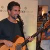Tom Beck begeisterte mit ausgewählten Songs und bester Laune in seinem kleinen Konzert bei Pecht.
