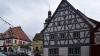 Das Gebäude am Marktplatz 1 (vorne) in Markt Einersheim wurde aus dem Dornröschenschlaf geweckt und erstrahlt nun als Schmuckstück.