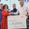 Christoph Hugenberg, Geschäftsführer von Roto Frank Dachsystem-Technologie, überreichte Sybilla Ziegler vom Katholischen Kindergarten Hachtel einen Scheck im Wert von 6000 Euro.