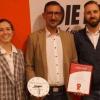 Sinan Öztürk wurde vom Kreisverband Schweinfurt der Linken zum Ehrenvorsitzenden ernannt. Das Bild zeigt ihn eingerahmt von den Kreisvorsitzenden Agnes Conrad und Robert Striesow.