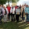Die Frauen des Gernacher Frauenbundes am Start ihres Ganges über den Obstpfad in Schlerieth. Die Dame links mit der Roten Jacke: Anita Kraus, die informativ und kurzweilig über den Obstpfad informierte.