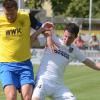 Cedric Fenske (rechts, hier im Duell mit dem Höchberger Tim Eisenberger) dürfte der einzige  Verteidiger aus der Stammformation des TSV Karlburg sein, der am Samstag gegen Vatan Spor Aschaffenburg von Beginn an auf dem Feld steht.