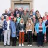 Aufgrund dieses denkwürdigen Anlasses, Klassentreffen der Abschlussklasse 1972, stellten die Ehemaligen unlängst einen Gedenkgottesdienst an den Anfang ihrer Begegnung, die in der evangelischen Pfarrkirche in Burgpreppach stattfand. Pfarrer Michael Thiedmann wählte zum Schwerpunkt seiner Ansprache einen Text von Rainer Maria Rilke mit dem Titel "Ich lebe mein Leben in wachsenden Ringen" und stellte dabei Beziehungen zu den einzelnen Lebensstationen der Anwesenden her. Passend dazu hatte der Geistliche bekannte Lieder ausgewählt, die seine Ausführungen entsprechend umrahmten. Nach der Andacht versammelten sich die ehemaligen Neuntklässler noch zu einem Klassenfoto auf den Treppenstufen des Kirchenportals, bevor man im Nachbarort eine Gaststätte aufsuchte, wo unter anderem viele Erinnerungen nach dem Motto "Weißt du noch?" ausgetauscht wurden.