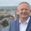 Standort mit super Aussicht auf Bad Kissingen: Landrat Thomas Bold auf dem Dach des einstigen Telekomhauses, das jetzt vom Landkreis saniert wurde.