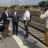 Nach ihrer jeweiligen Bahnfahrt trafen sich die beiden Landräte Christoph Schauder (Zweiter von links) und Achim Brötel (hier mit ihren Mitarbeitenden Aylin Wahl und Dirk Schäfer) am Bahnhof in Lauda. Filmemacher Steffen Döhner hielt das Geschehen mit der Kamera fest.