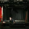Sven Höhnke, Leiter des Theaters am Neunerplatz, auf seiner beleuchteten Bühne. Die Auswirkungen der Energiekrise auf seinen Betrieb versucht er noch ruhig zu betrachten.