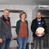 Für die Ausstattung seines neuen Verarbeitungsraumes erhielt Bio-Landwirt Benedikt Karg (Zweiter von rechts) staatliche Förderung. Über sein Vorhaben, hier Brot aus eigenem Getreide zu backen, freuen sich (von links) Johannes Krüger vom ALE, ÖMR-Managerin Anja Scheurich und Poppenhausens zweiter Bürgermeister Manfred Breitenbach.