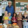Im Bild (von links): Projektmanagerin Anja Scheurich, Bürgermeister Anton Gößmann und Schulleiterin Dorothea Veth mit Erstklässlern am Bio-Büfett.