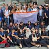 Die Gruppe mit Studierenden vor der Universität in Bangkok.