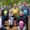 Freuten sich mit Rafaela Barth (Bildmitte) über den Gewinn beim Luftballon-Weitflugwettbewerb, den die Kreistagsfraktionen ausgelobt hatten (von links): Kreisrat Hans Fiederling, Landrat Thomas Eberth, Kreisrätin und stellv. Landrätin Karen Heußner und die Kreisräte Wolfgang Kuhl, Stefan Wolfshörndl, Björn Jungbauer und Matthias Henneberger.
