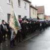 Mit gut eingepackten Fahnen ließen sich die Wiesenbronner Bürger und Burschen die Stimmung am Kirchweihdienstag durch Regenschauer nicht verderben. Nach alter Tradition traten sie vor dem Rathaus an und ließen Kerm und Dorf hoch leben.