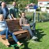 Eine Station der bewegten Dorfrunde wurde gleich ausprobiert von Birgit Sperlich und Jens Bucksch, dahinter stehen Bürgermeister Wolfgang Seifert und Bruno Domokos.