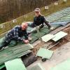Die Schanzenpflege ist eine anstrengede Arbeit. Beim Austauschen der Matten am Aufsprunghügel müssen sich Hans Beck (links) und sein Helfer Maximilian Lange am Steilhang festhalten.