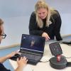 Anna Neufeld und Danijel Katic testen den neuen 3D-Scanner im Makerspace des Level3-Projektes.