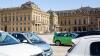 400 Parkplätze gibt es derzeit auf dem Platz vor Residenz. Der Künstler und Filmemacher Michael Ehlers fragt sich, ob dies noch zeitgemäß ist.  