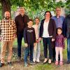 Auf dem Foto (von links): 1. Vorstand Paul Rind, der neue Feldgeschworene Thomas Lurz, Bürgermeister Bernhard Weidner, die neue Feldgeschworene Anna Gelowicz mit ihrem Ehemann Marco Gelowicz und den Kindern und der 2. Vorstand Jochen Liepold.