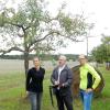 Die Streuobstwiese am Lindnershof bei Weyer gehört zum Straßenbegleitgrün. Über die Maßnahmen zur ökologischen Aufwertung informierten Projektleiterin Theresa Spengler, Amtsleiter Michael Fuchs und Abteilungsleiter Alexander Schlegel vom Staatlichen Bauamt Schweinfurt (Bild von links). Die Streuobstwiese am Lindnershof bei Weyer gehört zum Straßenbegleitgrün. Über die Maßnahmen zur ökologischen Aufwertung informierten Projektleiterin Theresa Spengler, Amtsleiter Michael Fuchs und Abteilungsleiter Alexander Schlegel vom Staatlichen Bauamt Schweinfurt (Bild von links).