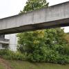 Die Fußgängerbrücke ist einschließlich des Treppenturmes im Bereich des Schulbushalteplatzes stark sanierungsbedürftig. Nun soll ein Neubau ins Auge gefasst werden.