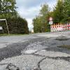 Ein Bereich der Bündstraße in Mellrichstadt ist voraussichtlich bis Ende des Jahres gesperrt. Nach der Verlegung neuer Leitungen wird die Deckschicht der Straße erneuert. Das ist auch im Kreuzungsbereich zum Bischofsberg (im Bild) bitter nötig.