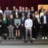 Die freigesprochenen Uhrmacher-, Gold- und Silberschmiede Gesellinnen und Gesellen mit den anwesenden Obermeistern, Prüfungsausschussmitgliedern und Ehrengästen.