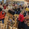 Reichhaltiges Angebot: Viele Aussteller und Besucherinnen säumten die Elstalhalle zum Rhöner Bauernmarkt. Alle waren zum Schluss sehr zufrieden.