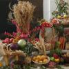 Liebevoll dekorierter Altar zum Erntedankfest. 