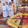 Pfarrer Slawomir Olszewski  und Ministranten mit dem Waldzeller Erntedank-Früchtebild.