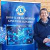Lions-Präsident Dr. Werner Arnholdt (rechts) und Vizepräsident und Adventskalender-Koordinator Hans-Joachim Brandt beim Straßenfest den Startschuss für den Verkauf des diesjährigen Lions-Adventskalenders. 