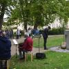 Am Mahnmal im Schlosspark Werneck legten bei der Gedenkfeier für die Opfer der Heil- und Pflegeanstalt am 3. Okober einige Besucher weiße Rosen nieder, hier Bürgermeister Sebastian Hauck, Hauptredner des Gedenkens.