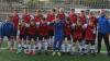 Die erfolgreichen FLSH-Kicker (hinten von links) Hannes Schindler, Ben Fischer, Marlon Schmitt, Linus Hofmann, Laurenz König, Niklas Friedrich, Maximilian Lück, Christoph Röll, Sportlehrer Matthias Blaß, (vorne von links) Sportlehrer Wolfgang Schneider, Hannes Schäfer, Elias Röding, Julian Dittmann, Bastian Höhn, Enno Ludwig, Maximilian Roth und Leo Stark.