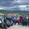 Sonnige Gesichter unter dramatischer Wolkenkulisse vor der Volkacher Vogelsburg nach dem Einholen der Letzten Fuhre 2022 im Juliusspital Weingut Würzburg.