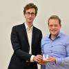 Nach zwei Jahren musste Dr. Daniel Nees (rechts) aus dem Waldbüttelbrunner Gemeinderat ausscheiden. Zum Abschied schenkte ihm der stellvertretende Bürgermeister Sebastian Hansen ein paar Brunnentaler.