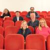 Die neue Partnerschaft zwischen dem Theater Schloss Maßbach und der Werner-von-Siemens-Realschule Bad Neustadt nimmt Formen an. Im Bild (von links): Carina Winnig, stellvertretende Schulleiterin; Anne Maar, Theaterleiterin; Thomas Schlereth, Schulleiter; Markus Feser, Beratungsrektor; (davor) Uwe Gröschel, Theaterpädagoge; vorne Dorothee Höhn, Theaterpädagogin; Eva Hornung, Theaterlehrerin.
