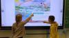 An den Whiteboards lässt sich ein moderner Unterricht verwirklichen. Matilda Gold und Kadir Hasanoglu aus der 4d der St.-Hedwig-Schule probieren die neuen Möglichkeiten aus.