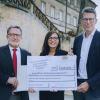 Marktstefts Bürgermeister Thomas Reichert, MdL Barbara Becker und Kuntminister Markus Blume mit dem symbolischen Scheck.