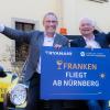 Michael Hupe (links), der Chef des Nürnberger Flughafens, setzt auf den Billigflieger Ryanair. Mit dessen Chef Eddie Wilson stieß er kürzlich in Würzburg mit Frankenwein auf die neue Zusammenarbeit an.