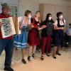 Eine Wiesn-Szene aus dem Seniorenwohnen St.Elisabeth: Zünftige Musik, schunkelnde Mitarbeiter und Bewohner.