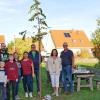 Einen Bienenbaum hat eine Nachbarschaftsgruppe in Erbshausen-Sulzwiesen gepflanzt (von links): David, Dennis, Lukas und Christine Flügge, Michael Klafke, Katja Walter-Helk sowie Birgit und Thomas Fröhling.