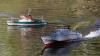 Ein Schnellboot der Bundesmarine zieht an einem Seenotrettungskreuzer vorbei.