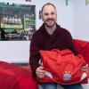 Einige der Bewohner sind leidenschaftliche Fußballfans. Mit welcher Mannschaft Kevin mitfiebert, ist in seinem Zimmer klar zu erkennen. Einige der Bewohner sind leidenschaftliche Fußballfans. Mit welcher Mannschaft Kevin mitfiebert, ist in seinem Zimmer klar zu erkennen.
