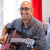 Für Bruce ist es wichtig, dass er auch zuhause seiner Leidenschaft Musik nachgehen kann. Mit 23 anderen Menschen mit Behinderung lebt er in der neuen Lebenshilfe-Wohnstätte am Hubland.