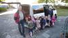 Herr Steinig, Kinder des Kindergartens und Pfarrer Bausenwein nach dem Verladen der Lebensmittel.
