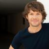 Schauspieler und Schriftsteller Steffen Schroeder wird in Würzburg mit seinem Roman "Planck oder Als das Licht seine Leichtigkeit verlor" zu Gast sein.