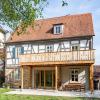 An der Gartenseite des Gebäudes wurde ein 1960er-Jahre-Anbau weggerissen und ein Balkon über dem verbreiterten Ausgang zur Terrasse errichtet.