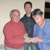 Richard Ländner und Markus Ländner begutachten mit Gerrit Himmelsbach (von links) den wohl 7500 Jahre alten Beilkopf, der in Prosselsheim gefunden wurde. Richard Ländner und Markus Ländner begutachten mit Gerrit Himmelsbach (von links) den wohl 7500 Jahre alten Beilkopf, der in Prosselsheim gefunden wurde.